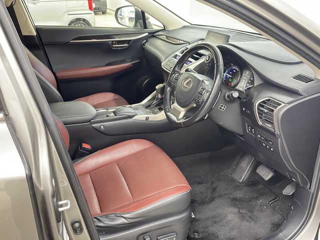 レクサス ＮＸ 300h バージョンL 長崎県 2015(平27)年 9.4万km ソニックチタニウム 純正メモリナビ/（DVD/フルセグTV/Bluetooth/MSV）/バックカメラ/ビルトインETC/革シート/パワーシート/シートヒーター/エアシート/パワーバックドア/ステアマチック/クルーズコントロール/車線逸脱警報/横滑り防止機能/純正LEDヘッドライト/純正18インチアルミホイール/スマートキー/スペアキー2本（1本カードキー）/保証書/取扱説明書