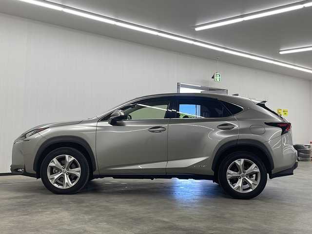 レクサス ＮＸ 300h バージョンL 長崎県 2015(平27)年 9.4万km ソニックチタニウム 純正メモリナビ/（DVD/フルセグTV/Bluetooth/MSV）/バックカメラ/ビルトインETC/革シート/パワーシート/シートヒーター/エアシート/パワーバックドア/ステアマチック/クルーズコントロール/車線逸脱警報/横滑り防止機能/純正LEDヘッドライト/純正18インチアルミホイール/スマートキー/スペアキー2本（1本カードキー）/保証書/取扱説明書