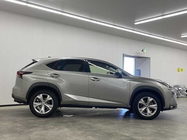 レクサス ＮＸ 300h バージョンL 長崎県 2015(平27)年 9.4万km ソニックチタニウム 純正メモリナビ/（DVD/フルセグTV/Bluetooth/MSV）/バックカメラ/ビルトインETC/革シート/パワーシート/シートヒーター/エアシート/パワーバックドア/ステアマチック/クルーズコントロール/車線逸脱警報/横滑り防止機能/純正LEDヘッドライト/純正18インチアルミホイール/スマートキー/スペアキー2本（1本カードキー）/保証書/取扱説明書
