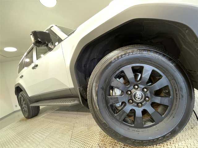 トヨタ ランドクルーザー ２５０ VX ファーストエディション 愛知県 2024(令6)年 0.9万km プラチナホワイトパールマイカ 純正12.3incディスプレイナビ　/(AM/FM/フルセグTV/Bluetooth/Miracast/HDMI/CarPlay)/サンルーフ　/パノラマミックビューモニター　/トヨタセーフティセンス　/　　-プリクラッシュセーフティ/　　-レーンアシスト/　　-レーダークルーズコントロール/　　-オートマチックハイビーム/　　-ロードサインアシスト/　　-発進遅れ告知機能/ビルトインＥＴＣ２．０　/茶レザーシート　/シートヒーター/ベンチレーション/電動パワーシート　/デジタルインナーミラー/ブラインドスポットモニター（BSM)/ステアリングヒーター/LEDヘッドライト/クリアランスソナー/純正フロアマット/プッシュスタート/　　　-スマートキー