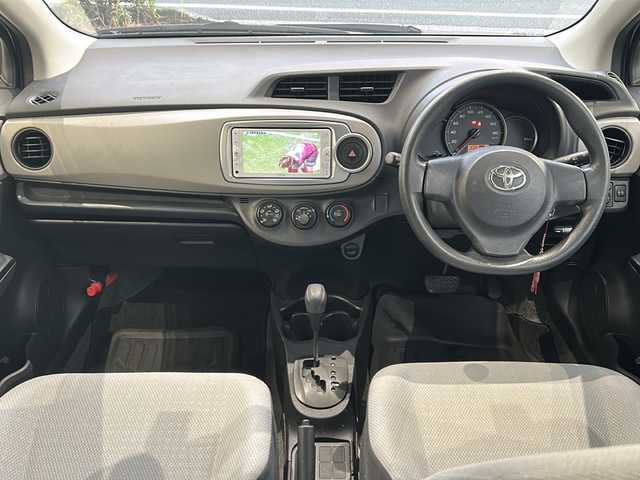 トヨタ ヴィッツ F 高知県 2013(平25)年 6.5万km ジンバックメタリック 純正７インチナビ/・ワンセグＴＶ/・Ｂｌｕｅｔｏｏｔｈオーディオ/・ＣＤ/ＥＴＣ/リモコンキー/純正フロアマット/ハロゲンヘッドライト/ＡＢＳ/パワーウインドウ