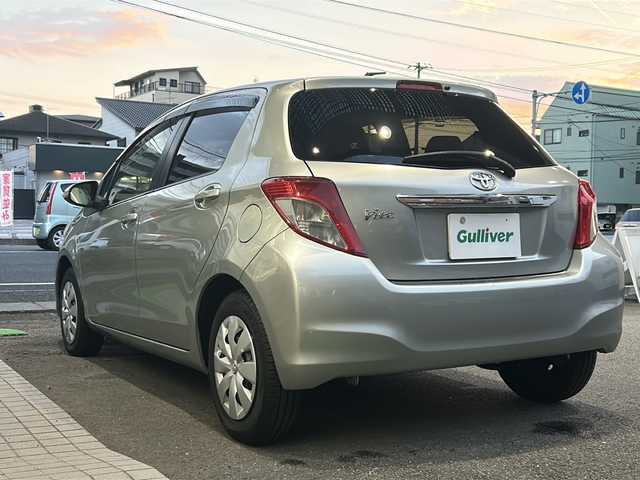 トヨタ ヴィッツ F 高知県 2013(平25)年 6.5万km ジンバックメタリック 純正７インチナビ/・ワンセグＴＶ/・Ｂｌｕｅｔｏｏｔｈオーディオ/・ＣＤ/ＥＴＣ/リモコンキー/純正フロアマット/ハロゲンヘッドライト/ＡＢＳ/パワーウインドウ