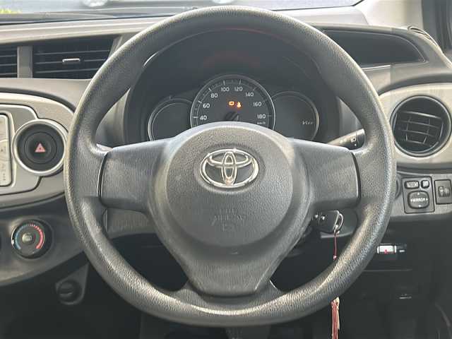 トヨタ ヴィッツ F 高知県 2013(平25)年 6.5万km ジンバックメタリック 純正７インチナビ/・ワンセグＴＶ/・Ｂｌｕｅｔｏｏｔｈオーディオ/・ＣＤ/ＥＴＣ/リモコンキー/純正フロアマット/ハロゲンヘッドライト/ＡＢＳ/パワーウインドウ