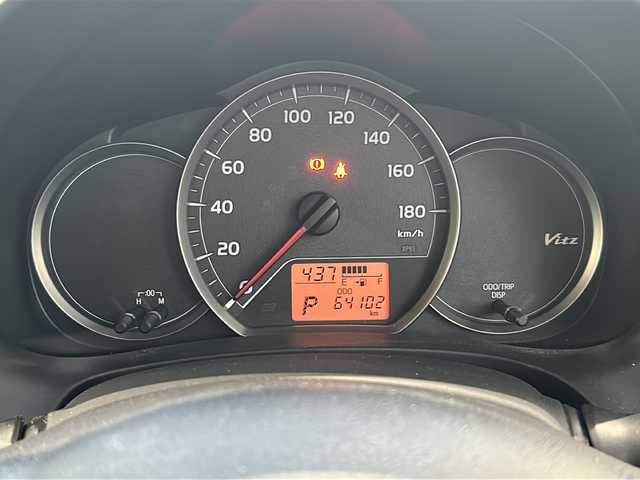 トヨタ ヴィッツ F 高知県 2013(平25)年 6.5万km ジンバックメタリック 純正７インチナビ/・ワンセグＴＶ/・Ｂｌｕｅｔｏｏｔｈオーディオ/・ＣＤ/ＥＴＣ/リモコンキー/純正フロアマット/ハロゲンヘッドライト/ＡＢＳ/パワーウインドウ