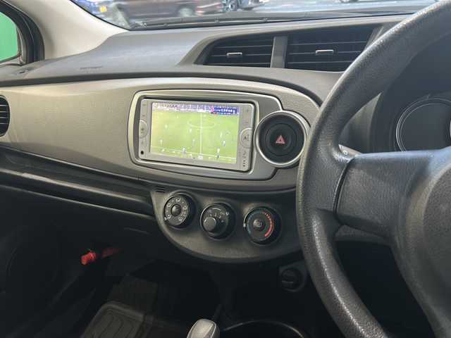 トヨタ ヴィッツ F 高知県 2013(平25)年 6.5万km ジンバックメタリック 純正７インチナビ/・ワンセグＴＶ/・Ｂｌｕｅｔｏｏｔｈオーディオ/・ＣＤ/ＥＴＣ/リモコンキー/純正フロアマット/ハロゲンヘッドライト/ＡＢＳ/パワーウインドウ