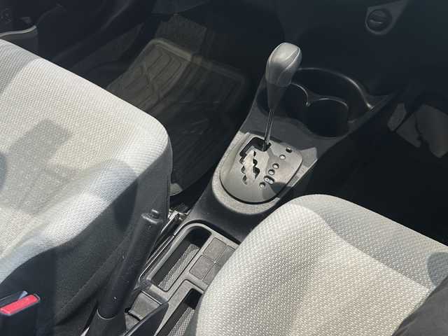 トヨタ ヴィッツ F 高知県 2013(平25)年 6.5万km ジンバックメタリック 純正７インチナビ/・ワンセグＴＶ/・Ｂｌｕｅｔｏｏｔｈオーディオ/・ＣＤ/ＥＴＣ/リモコンキー/純正フロアマット/ハロゲンヘッドライト/ＡＢＳ/パワーウインドウ