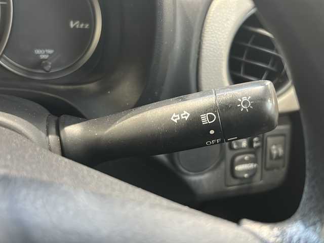 トヨタ ヴィッツ F 高知県 2013(平25)年 6.5万km ジンバックメタリック 純正７インチナビ/・ワンセグＴＶ/・Ｂｌｕｅｔｏｏｔｈオーディオ/・ＣＤ/ＥＴＣ/リモコンキー/純正フロアマット/ハロゲンヘッドライト/ＡＢＳ/パワーウインドウ