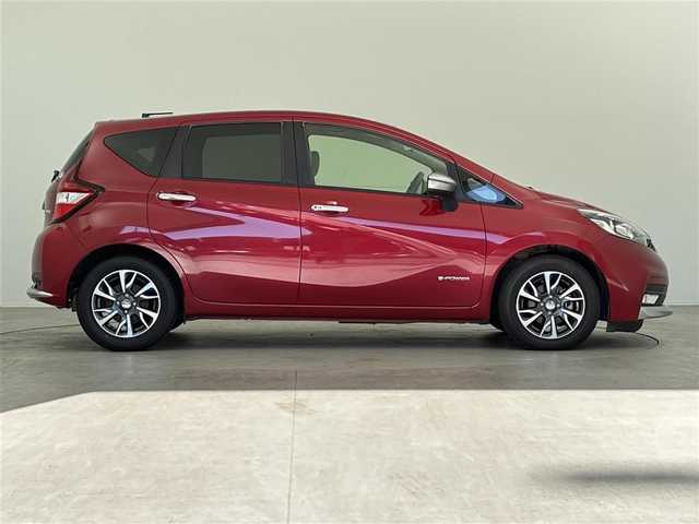 日産 ノート e－パワー X モード・プレミア 千葉県 2017(平29)年 4.5万km ガーネットレッド 純正ナビ/ETC/後カメラ/LED/スペアキー/Bluetooth/CD/フルセグTV/スマートキー/プッシュスタート/純正フロアマット/社外アルミホイール/ABS/横滑り防止装置/オートライト/エアバックW/衝突被害軽減システム/盗難防止装置