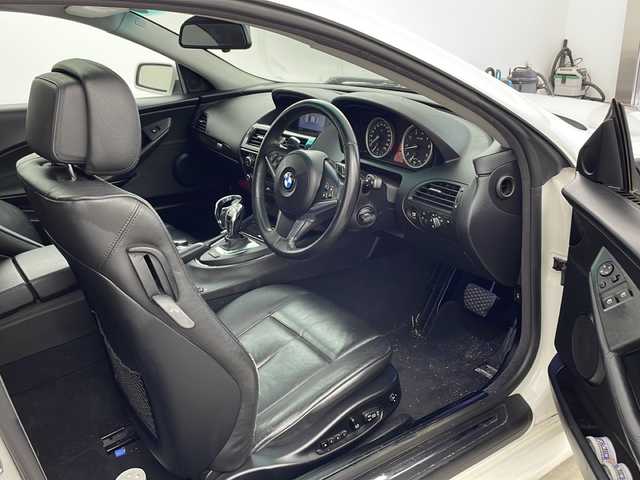 ＢＭＷ ６３０ｉ 兵庫県 2008(平20)年 12.2万km パール ・純正HDDナビ/・CD/DVD再生/・AUX接続/・サンルーフ/・シートヒーター（運転席＋助手席）/・メモリーパワーシート（運転席＋助手席）/・レザーシート/・クルーズコントロール/・ETC/・純正アルミホイール/・ABS/・前後コーナーセンサー/・盗難防止装置/・オートライト/・オートマチックハイビーム/・HIDヘッドライト/・Wエアバック