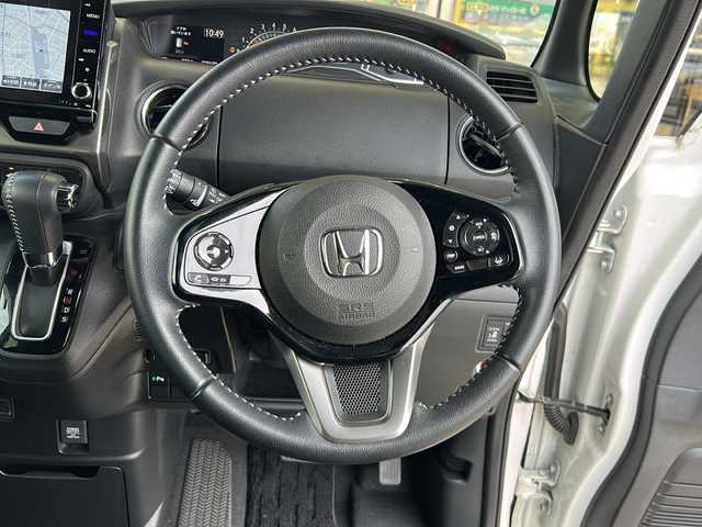 ホンダ Ｎ ＢＯＸ カスタム L スタイル+ブラック 静岡県 2022(令4)年 3.6万km プラチナホワイトパール 純正ナビ/・CD/DVD/・FM/AM/・フルセグTV/・SD/Music Rack/・USB/・Bluetooth/ホンダセンシング/●衝突軽減ブレーキ（CMBS）/●誤発進抑制機能/●歩行者事故低減ステアリング/●路外逸脱抑制機能/●渋滞追従機能付アダプティブクルーズコントロール（ACC）/●車線維持支援システム（LKAS）/●先行車発進お知らせ機能/●標識認識機能/●後方誤発進抑制機能/●オートハイビーム/主要装備/・バックカメラ/・ＥＴＣ/・運転席＋助手席シートヒーター/・電動パーキング/・ドライブレコーダー/・コーナーセンサー/・両側パワスラ/・サイドカーテンエアバッグ/・アレルクリーンプラスシート