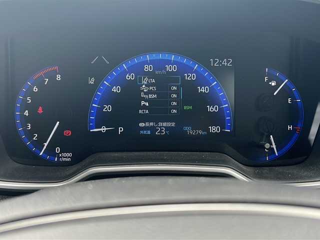 トヨタ カローラ クロス Z 岐阜県 2022(令4)年 2万km アティチュードブラックマイカ ワンオーナー/純正ディスプレイオーディオ/BTオーディオ/AM/FM/Miraast/ハーフレザーシート/ステアリングヒーター/シートヒーターD/N/レーダークルーズコントロール/ルーフレール/ビルトインETC/レーンディパーチャーアラート/プリクラッシュセーフティ/ブラインドスポットモニター/パワーバックドア/バックカメラ/アラウンドビューモニター/ステアリングスイッチ/純正フロアマット