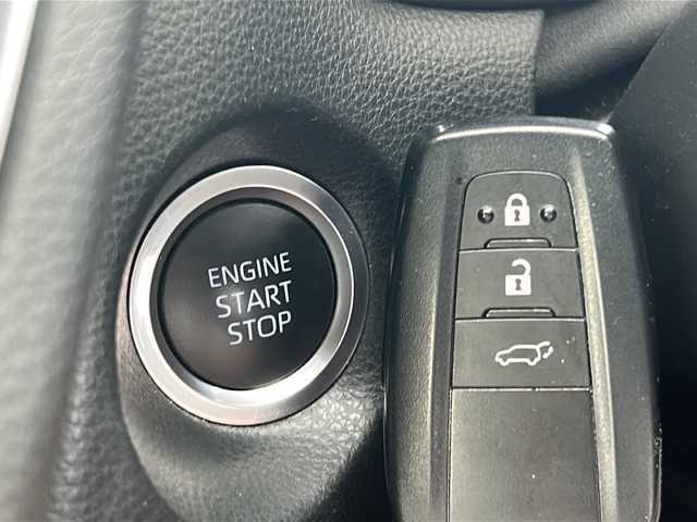 トヨタ カローラ クロス Z 岐阜県 2022(令4)年 2万km アティチュードブラックマイカ ワンオーナー/純正ディスプレイオーディオ/BTオーディオ/AM/FM/Miraast/ハーフレザーシート/ステアリングヒーター/シートヒーターD/N/レーダークルーズコントロール/ルーフレール/ビルトインETC/レーンディパーチャーアラート/プリクラッシュセーフティ/ブラインドスポットモニター/パワーバックドア/バックカメラ/アラウンドビューモニター/ステアリングスイッチ/純正フロアマット