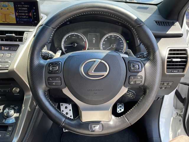 レクサス ＮＸ 300 Fスポーツ 道北・旭川 2018(平30)年 5.3万km ホワイトノーヴァガラスフレーク ・4WD/・禁煙車/・3眼LEDヘッドライト/・サンルーフ /・黒革シート/・純正メモリナビ/ CD/DVD/BD/SD/MSV/AUX/USB/BT/フルセグ/・全方位カメラ/・レクサスセーフティ＋/・PCS/・LDA/・PKSA/・PKSB/・ACC/・BSM/・HUD/・クリアランスソナー /・アイドリングストップ/・パドルシフト/・電動格納リアシート/・運転席メモリシート/・パワーシート/・シートヒーター /・エアシート /・ステアリングヒーター/・ミラーヒーター/・オートハイビーム/・オートライト/・フォグライト /・オートリトラミラー /・オートワイパー/・ビルトインETC2.0/・前後ドライブレコーダー/・純正エンジンスターター /・純正フロアマット/・ドアババイザー