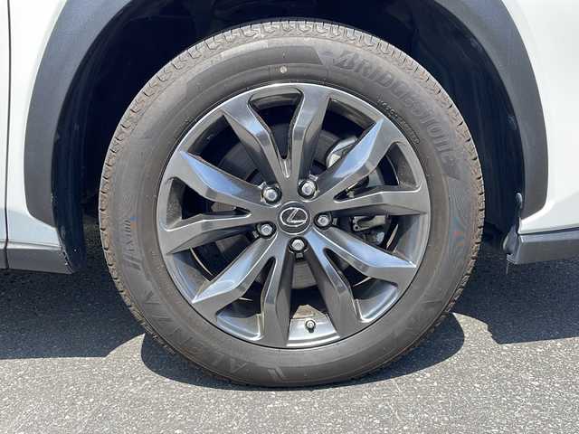 レクサス ＮＸ 300 Fスポーツ 道北・旭川 2018(平30)年 5.3万km ホワイトノーヴァガラスフレーク ・4WD/・禁煙車/・3眼LEDヘッドライト/・サンルーフ /・黒革シート/・純正メモリナビ/ CD/DVD/BD/SD/MSV/AUX/USB/BT/フルセグ/・全方位カメラ/・レクサスセーフティ＋/・PCS/・LDA/・PKSA/・PKSB/・ACC/・BSM/・HUD/・クリアランスソナー /・アイドリングストップ/・パドルシフト/・電動格納リアシート/・運転席メモリシート/・パワーシート/・シートヒーター /・エアシート /・ステアリングヒーター/・ミラーヒーター/・オートハイビーム/・オートライト/・フォグライト /・オートリトラミラー /・オートワイパー/・ビルトインETC2.0/・前後ドライブレコーダー/・純正エンジンスターター /・純正フロアマット/・ドアババイザー