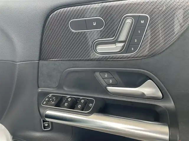メルセデス・ベンツ Ｂ２００ｄ AMGライン 東京都 2019(令1)年 3.6万km イリジウムシルバー サンルーフ/純正ナビ/USB/Bluetooth/フルセグTV/バックカメラ/アクティブブレーキアシスト/アクティブレーンキーピングアシスト/アクティブパーキングアシスト/ブラインドスポットモニター/クルーズコントロール/ハーフレザーシート/前席パワーシート/前席シートヒーター/パドルシフト付き革巻きステアリング/ドライブレコーダー/ビルトインETC2.0/スマートキー×2/純正フロアマット/取扱説明書/ナビ取扱説明書/保証書