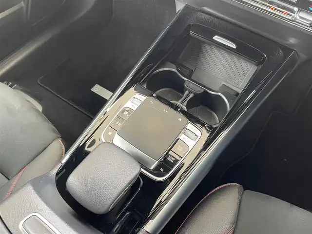 メルセデス・ベンツ Ｂ２００ｄ AMGライン 東京都 2019(令1)年 3.6万km イリジウムシルバー サンルーフ/純正ナビ/USB/Bluetooth/フルセグTV/バックカメラ/アクティブブレーキアシスト/アクティブレーンキーピングアシスト/アクティブパーキングアシスト/ブラインドスポットモニター/クルーズコントロール/ハーフレザーシート/前席パワーシート/前席シートヒーター/パドルシフト付き革巻きステアリング/ドライブレコーダー/ビルトインETC2.0/スマートキー×2/純正フロアマット/取扱説明書/ナビ取扱説明書/保証書