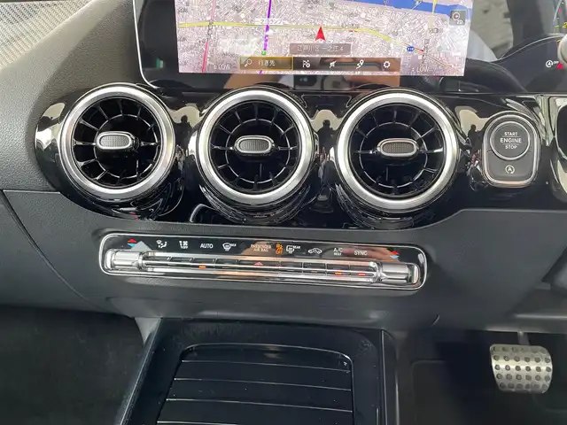 メルセデス・ベンツ Ｂ２００ｄ AMGライン 東京都 2019(令1)年 3.6万km イリジウムシルバー サンルーフ/純正ナビ/USB/Bluetooth/フルセグTV/バックカメラ/アクティブブレーキアシスト/アクティブレーンキーピングアシスト/アクティブパーキングアシスト/ブラインドスポットモニター/クルーズコントロール/ハーフレザーシート/前席パワーシート/前席シートヒーター/パドルシフト付き革巻きステアリング/ドライブレコーダー/ビルトインETC2.0/スマートキー×2/純正フロアマット/取扱説明書/ナビ取扱説明書/保証書