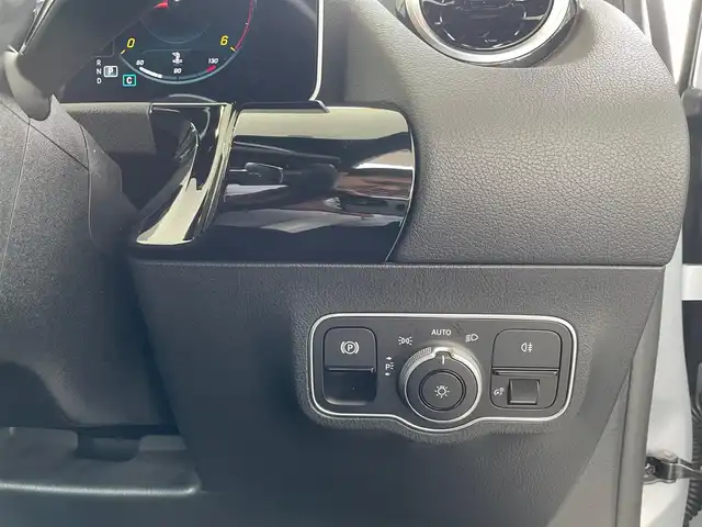 メルセデス・ベンツ Ｂ２００ｄ AMGライン 東京都 2019(令1)年 3.6万km イリジウムシルバー サンルーフ/純正ナビ/USB/Bluetooth/フルセグTV/バックカメラ/アクティブブレーキアシスト/アクティブレーンキーピングアシスト/アクティブパーキングアシスト/ブラインドスポットモニター/クルーズコントロール/ハーフレザーシート/前席パワーシート/前席シートヒーター/パドルシフト付き革巻きステアリング/ドライブレコーダー/ビルトインETC2.0/スマートキー×2/純正フロアマット/取扱説明書/ナビ取扱説明書/保証書
