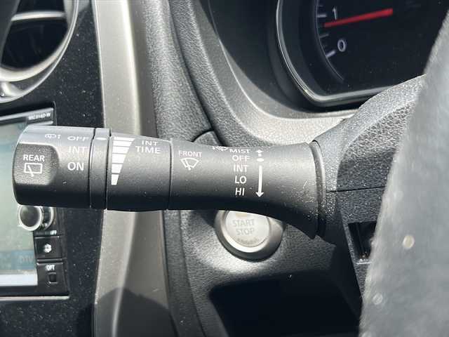 日産 ノート X 京都府 2015(平27)年 9.1万km ラディアントレッド ワンオーナー/純正ナビ/・BT Audio/フルセグTV/CD/DVD/バックカメラ/衝突被害軽減装置/レーンアシスト/横滑り防止装置/ETC/アイドリングストップ/プッシュスタート/ステアリングスイッチ/オートリトラクタブルミラー/純正ドアバイザー/純正フロアマット/保証書/取扱説明書