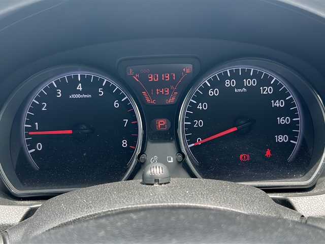 日産 ノート X 京都府 2015(平27)年 9.1万km ラディアントレッド ワンオーナー/純正ナビ/・BT Audio/フルセグTV/CD/DVD/バックカメラ/衝突被害軽減装置/レーンアシスト/横滑り防止装置/ETC/アイドリングストップ/プッシュスタート/ステアリングスイッチ/オートリトラクタブルミラー/純正ドアバイザー/純正フロアマット/保証書/取扱説明書