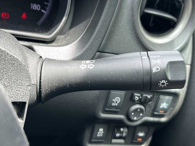 日産 ノート X 京都府 2015(平27)年 9.1万km ラディアントレッド ワンオーナー/純正ナビ/・BT Audio/フルセグTV/CD/DVD/バックカメラ/衝突被害軽減装置/レーンアシスト/横滑り防止装置/ETC/アイドリングストップ/プッシュスタート/ステアリングスイッチ/オートリトラクタブルミラー/純正ドアバイザー/純正フロアマット/保証書/取扱説明書