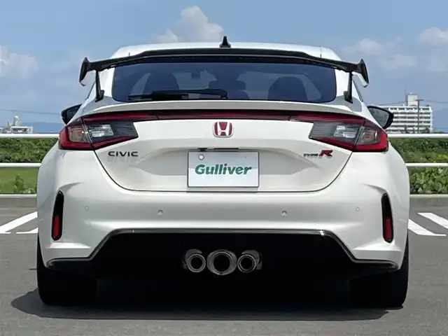 ホンダ シビック タイプR 佐賀県 2024(令6)年 2.3万km チャンピオンシップホワイト ワンオーナー/ディーラーOPテールゲートスポイラー【カーボン】/・TYPE R専用リアスポイラー車載/純正9型Honda CONNECTディスプレー/・フルセグTV/AM/FM/USB/Bluetooth/・AppleCarPlay/AndroidAuto/バックカメラ/ビルトインETC2.0/前後ドライブレコーダー/電子パーキングブレーキ/BRAKE HOLD機能/前席Honda TYPE Rシート/TYPE R専用ステアリングホイール/アダプティブダンパーシステム/TYPE R専用サスペンション/19インチリバースリムアルミホイール/Brembo社製フロント大径ベンチレーテッド2ピースディスクブレーキ/Brembo社製フロントアルミ対向4ポットキャリパー/リアディスクブレーキ/ステンレス製スポーツペダル/純正ドアバイザ―/新車時保証書/取扱説明書/スペアキー/Honda SENSING/・衝突軽減ブレーキ【CMBS】/・路外逸脱抑制機能/・アダプティブクルーズコントロール【ACC】/・車線維持支援システム【LKAS】/・近距離衝突軽減ブレーキ/・先行車発進お知らせ機能/・標識認識機能/・ブラインドスポットインフォメーション/・パーキングセンサーシステム