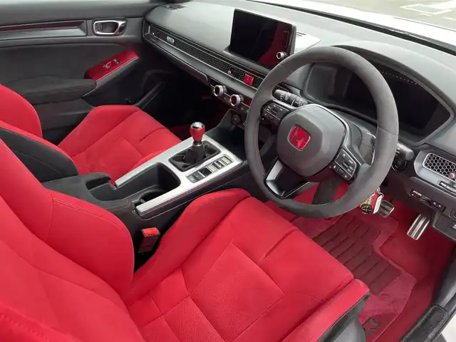 ホンダ シビック タイプR 佐賀県 2024(令6)年 2.3万km チャンピオンシップホワイト ワンオーナー/ディーラーOPテールゲートスポイラー【カーボン】/・TYPE R専用リアスポイラー車載/純正9型Honda CONNECTディスプレー/・フルセグTV/AM/FM/USB/Bluetooth/・AppleCarPlay/AndroidAuto/バックカメラ/ビルトインETC2.0/前後ドライブレコーダー/電子パーキングブレーキ/BRAKE HOLD機能/前席Honda TYPE Rシート/TYPE R専用ステアリングホイール/アダプティブダンパーシステム/TYPE R専用サスペンション/19インチリバースリムアルミホイール/Brembo社製フロント大径ベンチレーテッド2ピースディスクブレーキ/Brembo社製フロントアルミ対向4ポットキャリパー/リアディスクブレーキ/ステンレス製スポーツペダル/純正ドアバイザ―/新車時保証書/取扱説明書/スペアキー/Honda SENSING/・衝突軽減ブレーキ【CMBS】/・路外逸脱抑制機能/・アダプティブクルーズコントロール【ACC】/・車線維持支援システム【LKAS】/・近距離衝突軽減ブレーキ/・先行車発進お知らせ機能/・標識認識機能/・ブラインドスポットインフォメーション/・パーキングセンサーシステム
