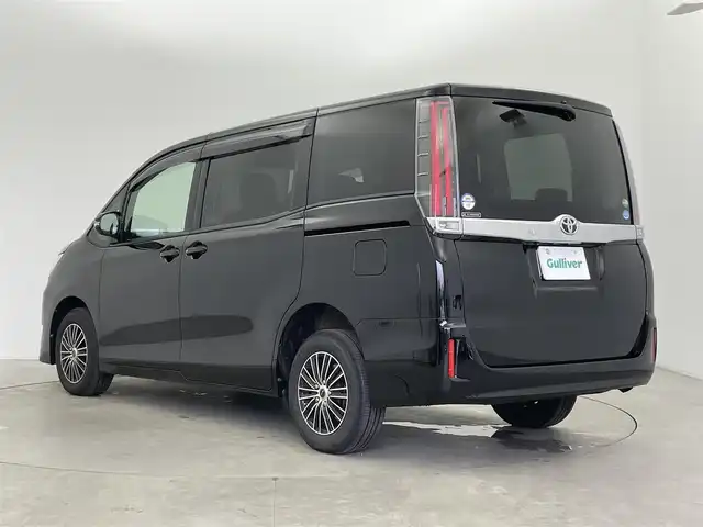 トヨタ ノア X 富山県 2018(平30)年 5.1万km ブラック 純正ナビ（AM/FM/CD/AUX/USB/BT）/ワンセグTV/バックカメラ/片側パワースライドドア/クルーズコントロール/横滑り防止装置/オートライト/LEDヘッドライト/ビルトインETC/リモコンキー/スペアキー有/アイドリングストップ/ドアバイザー/シートカバー/純正フロアマット/社外１５インチAW
