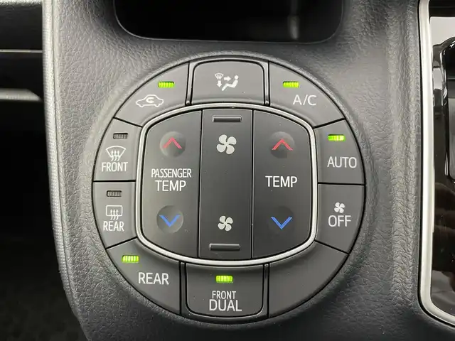 トヨタ ノア X 富山県 2018(平30)年 5.1万km ブラック 純正ナビ（AM/FM/CD/AUX/USB/BT）/ワンセグTV/バックカメラ/片側パワースライドドア/クルーズコントロール/横滑り防止装置/オートライト/LEDヘッドライト/ビルトインETC/リモコンキー/スペアキー有/アイドリングストップ/ドアバイザー/シートカバー/純正フロアマット/社外１５インチAW
