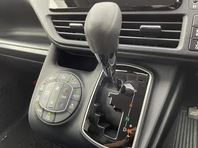 トヨタ ノア X 富山県 2018(平30)年 5.1万km ブラック 純正ナビ（AM/FM/CD/AUX/USB/BT）/ワンセグTV/バックカメラ/片側パワースライドドア/クルーズコントロール/横滑り防止装置/オートライト/LEDヘッドライト/ビルトインETC/リモコンキー/スペアキー有/アイドリングストップ/ドアバイザー/シートカバー/純正フロアマット/社外１５インチAW
