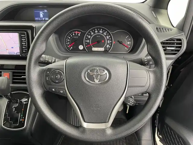 トヨタ ノア X 富山県 2018(平30)年 5.1万km ブラック 純正ナビ（AM/FM/CD/AUX/USB/BT）/ワンセグTV/バックカメラ/片側パワースライドドア/クルーズコントロール/横滑り防止装置/オートライト/LEDヘッドライト/ビルトインETC/リモコンキー/スペアキー有/アイドリングストップ/ドアバイザー/シートカバー/純正フロアマット/社外１５インチAW
