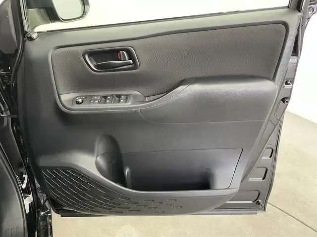 トヨタ ノア X 富山県 2018(平30)年 5.1万km ブラック 純正ナビ（AM/FM/CD/AUX/USB/BT）/ワンセグTV/バックカメラ/片側パワースライドドア/クルーズコントロール/横滑り防止装置/オートライト/LEDヘッドライト/ビルトインETC/リモコンキー/スペアキー有/アイドリングストップ/ドアバイザー/シートカバー/純正フロアマット/社外１５インチAW