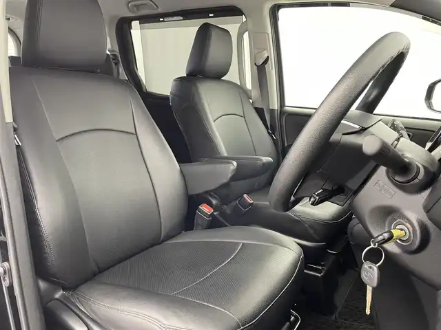 トヨタ ノア X 富山県 2018(平30)年 5.1万km ブラック 純正ナビ（AM/FM/CD/AUX/USB/BT）/ワンセグTV/バックカメラ/片側パワースライドドア/クルーズコントロール/横滑り防止装置/オートライト/LEDヘッドライト/ビルトインETC/リモコンキー/スペアキー有/アイドリングストップ/ドアバイザー/シートカバー/純正フロアマット/社外１５インチAW