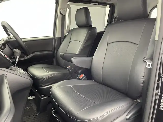トヨタ ノア X 富山県 2018(平30)年 5.1万km ブラック 純正ナビ（AM/FM/CD/AUX/USB/BT）/ワンセグTV/バックカメラ/片側パワースライドドア/クルーズコントロール/横滑り防止装置/オートライト/LEDヘッドライト/ビルトインETC/リモコンキー/スペアキー有/アイドリングストップ/ドアバイザー/シートカバー/純正フロアマット/社外１５インチAW