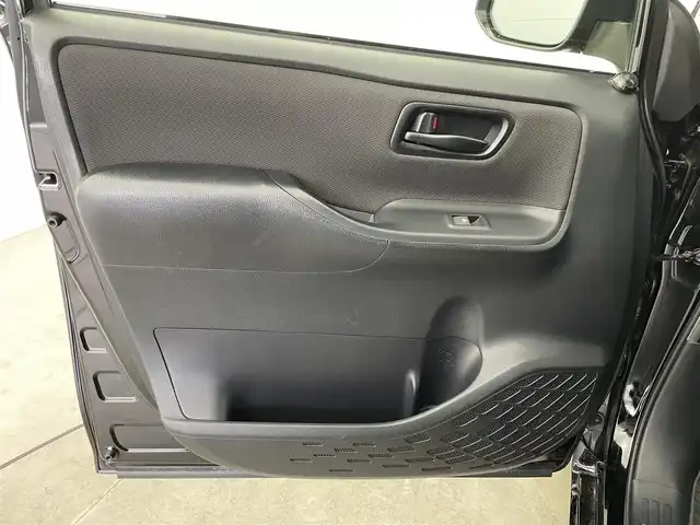 トヨタ ノア X 富山県 2018(平30)年 5.1万km ブラック 純正ナビ（AM/FM/CD/AUX/USB/BT）/ワンセグTV/バックカメラ/片側パワースライドドア/クルーズコントロール/横滑り防止装置/オートライト/LEDヘッドライト/ビルトインETC/リモコンキー/スペアキー有/アイドリングストップ/ドアバイザー/シートカバー/純正フロアマット/社外１５インチAW