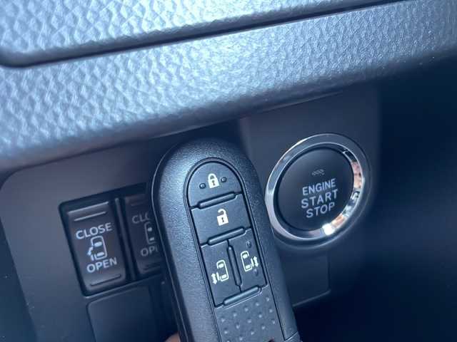トヨタ ルーミー カスタムG－T 山口県 2017(平29)年 6.6万km ブラックマイカメタリック 純正SDナビ/Bluetoothオーディオ/フルセグテレビ/DVD再生/バックカメラ/Toyota Safety Sense/・衝突回避支援ブレーキ/・車線逸脱警報/・誤発進抑制/・先行車発進告知/・標識認識/・ふらつき警報/・プロアクティブドライビングアシスト/ETC/スマートキー/プッシュスタート/ドアバイザー/純正アルミホイール/両側オートスライドドア/クルーズコントロール/LEDヘッドライト/フォグライト
