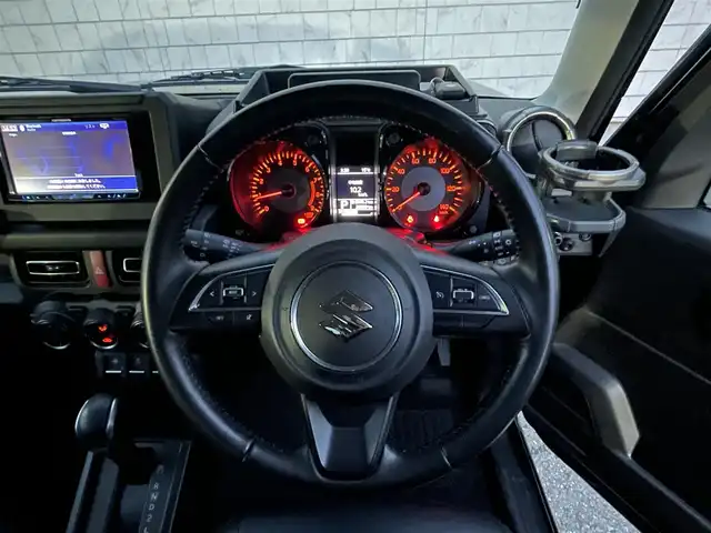 スズキ ジムニー XC 愛知県 2020(令2)年 2.9万km ブルーイッシュブラックパール3 パートタイム4WD車/・カロッツェリアHDDナビ/・フルセグテレビ/・CD/DVD再生機能/・ミュージックサーバー（HDD録音機能）/・Bluetooth接続/・ETC/・コムテック３６０度全方位ドライブレコーダー/・本革調シートカバー/・シートヒーター（運転席・助手席）/・純正16インチアルミホイール/・背面タイヤ/・純正LEDヘッドライト/・オートマチックハイビーム/・衝突軽減ブレーキ/・レーンキープアシスト/・スマートキー/・プッシュスタート/・オートエアコン/・クルーズコントロール