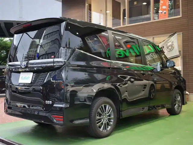 トヨタ ヴォクシー ハイブリッド S－Z 神奈川県 2022(令4)年 1.4万km グリッターブラックガラスフレーク ワンオーナー/保証書/取扱説明書/コネクティッドナビ対応10.5インチディスプレイオーディオ/地デジTV/DVD/CD/USB入力/AppleCarPlay/AndroidAuto/12スピーカー/ビルトインETC2.0/先読みエコドライブ/HDMI入力/バックカメラ/ディーラーオプションデジタルインナーミラー/セーフティセンス/・プリクラッシュセーフティ/・レーンディパーチャーアラート/・オートマチックハイビーム/・ドライバー異常時対応システム/・発進遅れ告知機能/・レーントレーシングアシスト/・レーダークルーズコントロール/・ロードサインアシスト/・プロアクティブドライビングアシスト/パーキングサポートブレーキ（前後方静止物）/車両接近通報システム/快適便利パッケージ/・両側ハンズフリーパワースライドドア/・パワーバックドア/・ナノイーX/・ステアリングヒーター/・2列目シートヒーター/前席シートヒーター/リフレクター式LEDヘッドライト