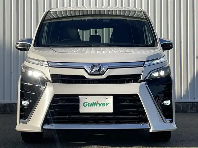 トヨタ ヴォクシー ZS 煌Ⅱ 福岡県 2019(令1)年 2.9万km ホワイトパールクリスタルシャイン トヨタセーフティセンス/PCS/LDA/クリアランスソナー/横滑り防止装置/アルパイン１１型ナビ/フルセグTV/CD/DVD/BT/SD/AM/FM/バックカメラ/両側パワースライドドア/クルーズコントロール/前後ドラレコ/オートハイビーム/ステアリングリモコン/純正１６アルミ/ＥＴＣ/ウォークスルー/スマートキー/プッシュスタート