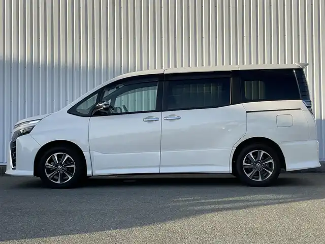 トヨタ ヴォクシー ZS 煌Ⅱ 福岡県 2019(令1)年 2.9万km ホワイトパールクリスタルシャイン トヨタセーフティセンス/PCS/LDA/クリアランスソナー/横滑り防止装置/アルパイン１１型ナビ/フルセグTV/CD/DVD/BT/SD/AM/FM/バックカメラ/両側パワースライドドア/クルーズコントロール/前後ドラレコ/オートハイビーム/ステアリングリモコン/純正１６アルミ/ＥＴＣ/ウォークスルー/スマートキー/プッシュスタート