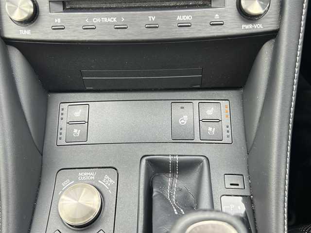 レクサス ＲＣ 300 Fスポーツ 佐賀県 2018(平30)年 7.1万km ホワイトノーヴァガラスフレーク エンジンスタートボタン/保証書/取扱説明書/記録簿/MTモード付AT/アイドリングストップ/スマートキー/スペアキー有/追従走行付クルーズコントロール/Bluetooth接続/CD/USB入力端子/ビルトインETC/バックカメラ/AUX/フルセグTV/純正ナビ/サンルーフ/電動リアゲート/純正フロアマット/前席パワーシート/前席シートヒーター/前席エアシート/ABS/横滑り防止装置/前後コーナーセンサー/LEDヘッドライト/メモリアルシート/パドルシフト/ステアリングヒーター/クリアランスソナー/PSSS/ステアリングスイッチ/革巻ステアリング