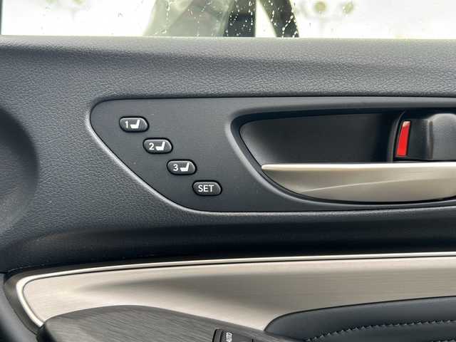 レクサス ＲＣ 300 Fスポーツ 佐賀県 2018(平30)年 7.1万km ホワイトノーヴァガラスフレーク エンジンスタートボタン/保証書/取扱説明書/記録簿/MTモード付AT/アイドリングストップ/スマートキー/スペアキー有/追従走行付クルーズコントロール/Bluetooth接続/CD/USB入力端子/ビルトインETC/バックカメラ/AUX/フルセグTV/純正ナビ/サンルーフ/電動リアゲート/純正フロアマット/前席パワーシート/前席シートヒーター/前席エアシート/ABS/横滑り防止装置/前後コーナーセンサー/LEDヘッドライト/メモリアルシート/パドルシフト/ステアリングヒーター/クリアランスソナー/PSSS/ステアリングスイッチ/革巻ステアリング