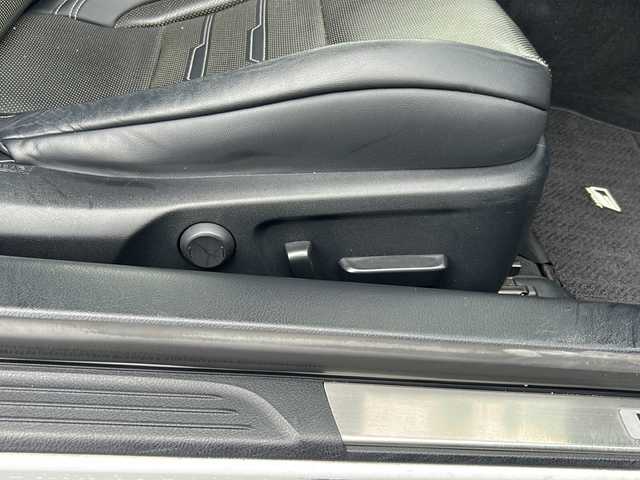 レクサス ＲＣ 300 Fスポーツ 佐賀県 2018(平30)年 7.1万km ホワイトノーヴァガラスフレーク エンジンスタートボタン/保証書/取扱説明書/記録簿/MTモード付AT/アイドリングストップ/スマートキー/スペアキー有/追従走行付クルーズコントロール/Bluetooth接続/CD/USB入力端子/ビルトインETC/バックカメラ/AUX/フルセグTV/純正ナビ/サンルーフ/電動リアゲート/純正フロアマット/前席パワーシート/前席シートヒーター/前席エアシート/ABS/横滑り防止装置/前後コーナーセンサー/LEDヘッドライト/メモリアルシート/パドルシフト/ステアリングヒーター/クリアランスソナー/PSSS/ステアリングスイッチ/革巻ステアリング