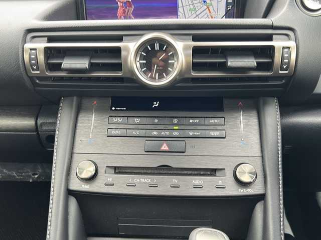 レクサス ＲＣ 300 Fスポーツ 佐賀県 2018(平30)年 7.1万km ホワイトノーヴァガラスフレーク エンジンスタートボタン/保証書/取扱説明書/記録簿/MTモード付AT/アイドリングストップ/スマートキー/スペアキー有/追従走行付クルーズコントロール/Bluetooth接続/CD/USB入力端子/ビルトインETC/バックカメラ/AUX/フルセグTV/純正ナビ/サンルーフ/電動リアゲート/純正フロアマット/前席パワーシート/前席シートヒーター/前席エアシート/ABS/横滑り防止装置/前後コーナーセンサー/LEDヘッドライト/メモリアルシート/パドルシフト/ステアリングヒーター/クリアランスソナー/PSSS/ステアリングスイッチ/革巻ステアリング