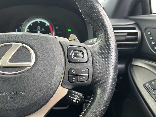 レクサス ＲＣ 300 Fスポーツ 佐賀県 2018(平30)年 7.1万km ホワイトノーヴァガラスフレーク エンジンスタートボタン/保証書/取扱説明書/記録簿/MTモード付AT/アイドリングストップ/スマートキー/スペアキー有/追従走行付クルーズコントロール/Bluetooth接続/CD/USB入力端子/ビルトインETC/バックカメラ/AUX/フルセグTV/純正ナビ/サンルーフ/電動リアゲート/純正フロアマット/前席パワーシート/前席シートヒーター/前席エアシート/ABS/横滑り防止装置/前後コーナーセンサー/LEDヘッドライト/メモリアルシート/パドルシフト/ステアリングヒーター/クリアランスソナー/PSSS/ステアリングスイッチ/革巻ステアリング