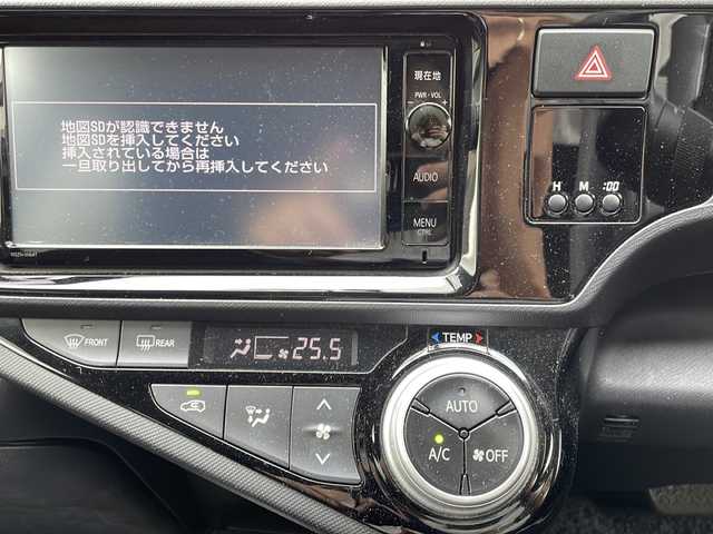 トヨタ アクア X－URBAN 兵庫県 2015(平27)年 6.1万km ブラックマイカ ワンオーナー/純正ナビ/CD/DVD/フルセグTV/Bluetooth/バックカメラ/ビルトインETC/スマートエントリーパッケージ/スマートエントリー/スタートシステム/イモビライザー/オートライト/LEDヘッドランプパッケージ/ブラック加飾付LEDヘッドランプ/LEDフロントフォグランプ/ビューティーパッケージ/ナノイー/シートヒーター（運転席/助手席）/ブラック合皮/シルバーファブリックコンビシート/保証書/取説/スペアキー