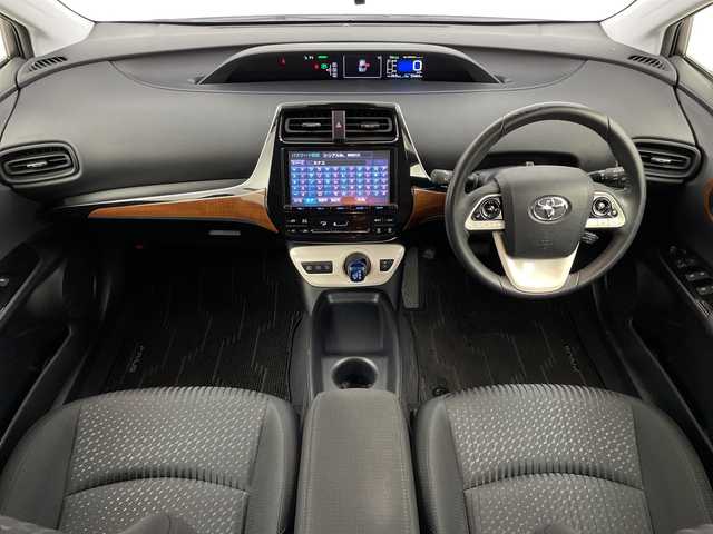 トヨタ プリウス S 鹿児島県 2016(平28)年 3.4万km ホワイトパールクリスタルシャイン ・ワンオーナー/・ディーラー点検記録簿H30～R6/・純正ナビフルセグTV　BT　DVD/・バックカメラ/・前後ドライブレコーダー/・ステアリングスイッチ/・レーダークルーズコントロール/・革巻きステアリング/・横滑り防止装置/・プリクラッシュ/・ふらつき検知/・レーンアシスト/・ETC/・ＥＶモード/・オートライト/・オートハイビーム/・LEDヘッドライト/・フォグライト/・純正フロアマット/・純正ドアバイザー/・プッシュスタート/・スマートキー/・スペアキー×１/・取扱説明書