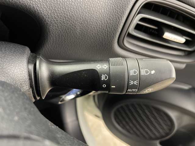 トヨタ プリウス S 鹿児島県 2016(平28)年 3.4万km ホワイトパールクリスタルシャイン ・ワンオーナー/・ディーラー点検記録簿H30～R6/・純正ナビフルセグTV　BT　DVD/・バックカメラ/・前後ドライブレコーダー/・ステアリングスイッチ/・レーダークルーズコントロール/・革巻きステアリング/・横滑り防止装置/・プリクラッシュ/・ふらつき検知/・レーンアシスト/・ETC/・ＥＶモード/・オートライト/・オートハイビーム/・LEDヘッドライト/・フォグライト/・純正フロアマット/・純正ドアバイザー/・プッシュスタート/・スマートキー/・スペアキー×１/・取扱説明書