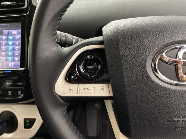 トヨタ プリウス S 鹿児島県 2016(平28)年 3.4万km ホワイトパールクリスタルシャイン ・ワンオーナー/・ディーラー点検記録簿H30～R6/・純正ナビフルセグTV　BT　DVD/・バックカメラ/・前後ドライブレコーダー/・ステアリングスイッチ/・レーダークルーズコントロール/・革巻きステアリング/・横滑り防止装置/・プリクラッシュ/・ふらつき検知/・レーンアシスト/・ETC/・ＥＶモード/・オートライト/・オートハイビーム/・LEDヘッドライト/・フォグライト/・純正フロアマット/・純正ドアバイザー/・プッシュスタート/・スマートキー/・スペアキー×１/・取扱説明書