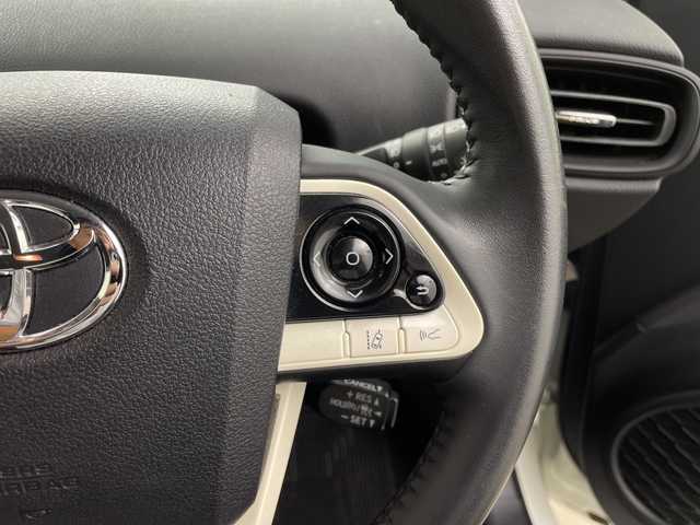 トヨタ プリウス S 鹿児島県 2016(平28)年 3.4万km ホワイトパールクリスタルシャイン ・ワンオーナー/・ディーラー点検記録簿H30～R6/・純正ナビフルセグTV　BT　DVD/・バックカメラ/・前後ドライブレコーダー/・ステアリングスイッチ/・レーダークルーズコントロール/・革巻きステアリング/・横滑り防止装置/・プリクラッシュ/・ふらつき検知/・レーンアシスト/・ETC/・ＥＶモード/・オートライト/・オートハイビーム/・LEDヘッドライト/・フォグライト/・純正フロアマット/・純正ドアバイザー/・プッシュスタート/・スマートキー/・スペアキー×１/・取扱説明書